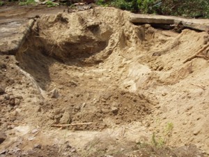Pośpieszono się z wykopem, wykryta studzienka na odgałęzieniu wodociągu jest pod płytą betonową